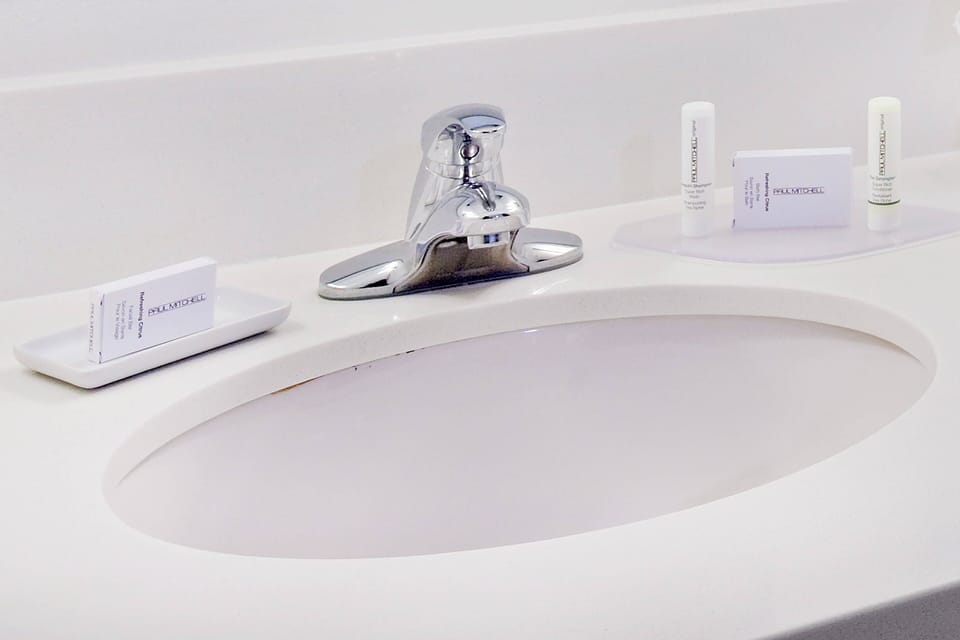 Combined shower/tub, designer toiletries, hair dryer, towels