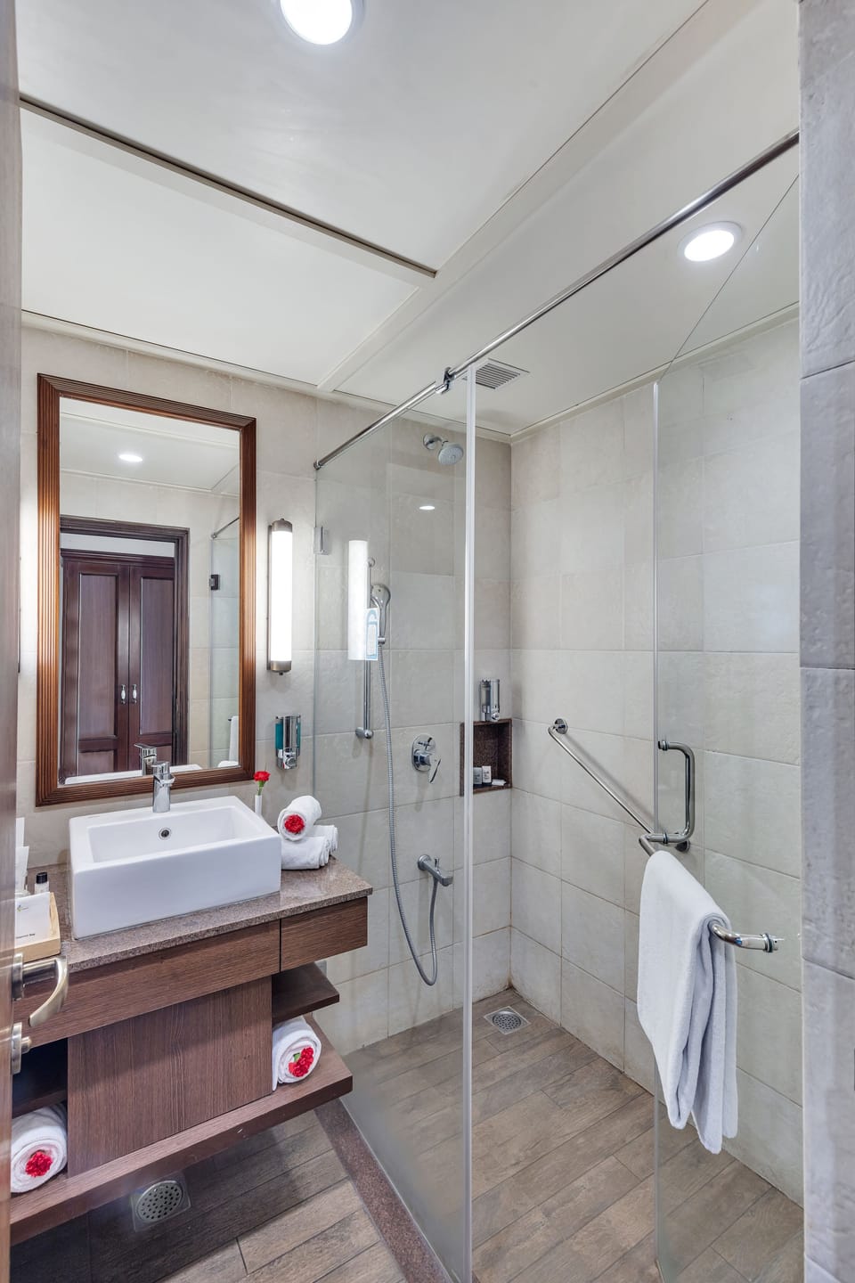 Hotel Unit (Superior Room) | Bathroom | Shower, hair dryer, towels