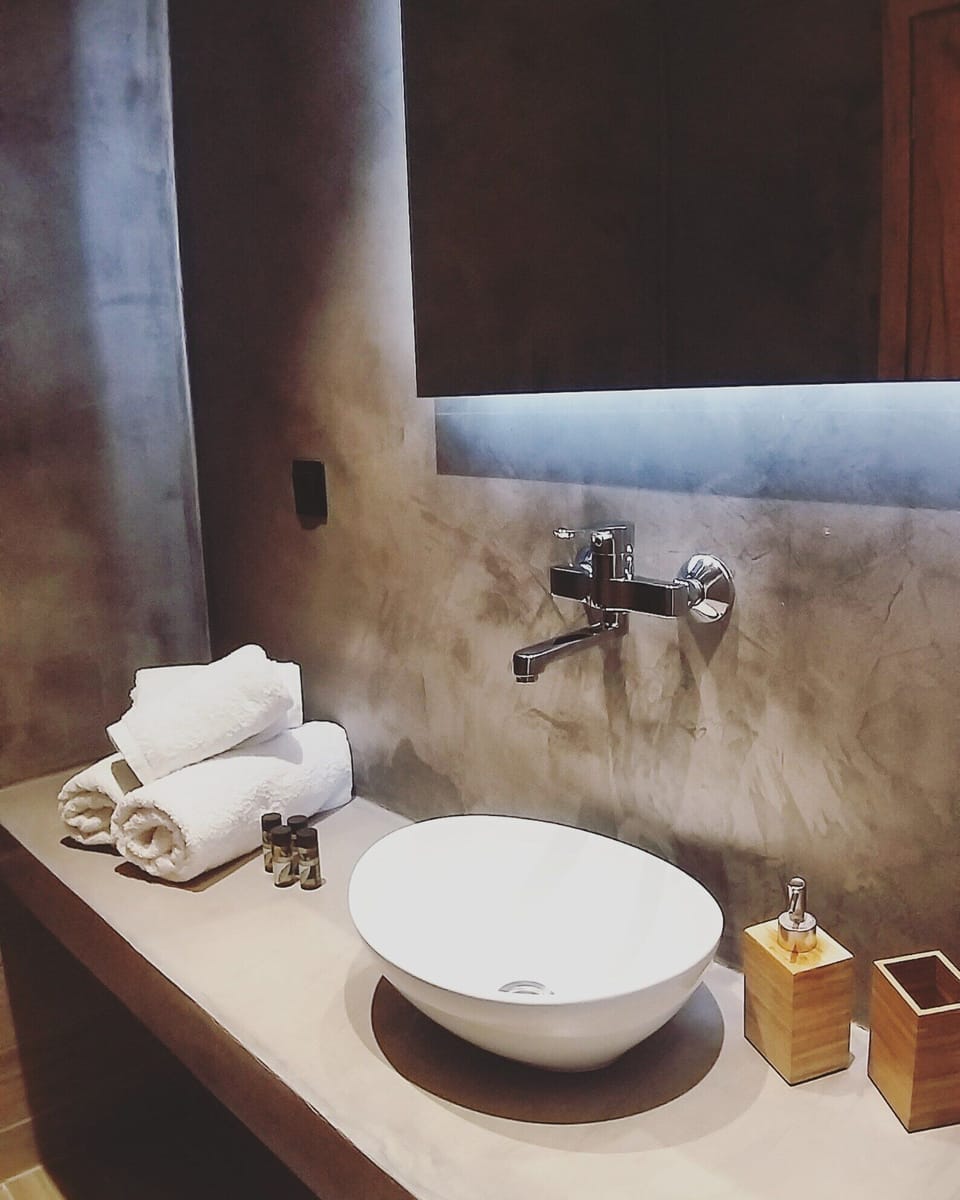 Deluxe Studio | Bathroom | Shower, hair dryer, towels