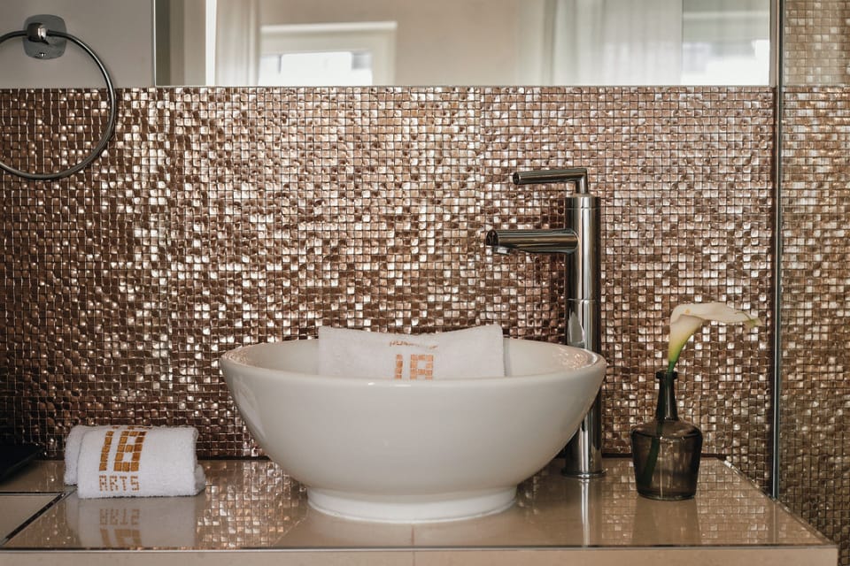 Shower, rainfall showerhead, free toiletries, hair dryer