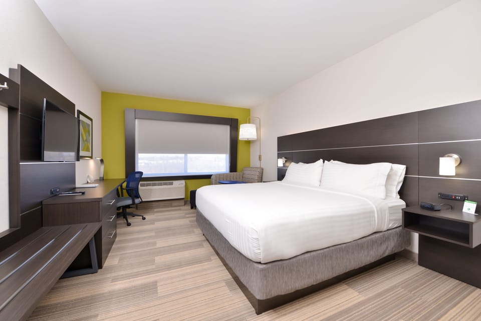 Premium bedding, in-room safe, desk, blackout drapes