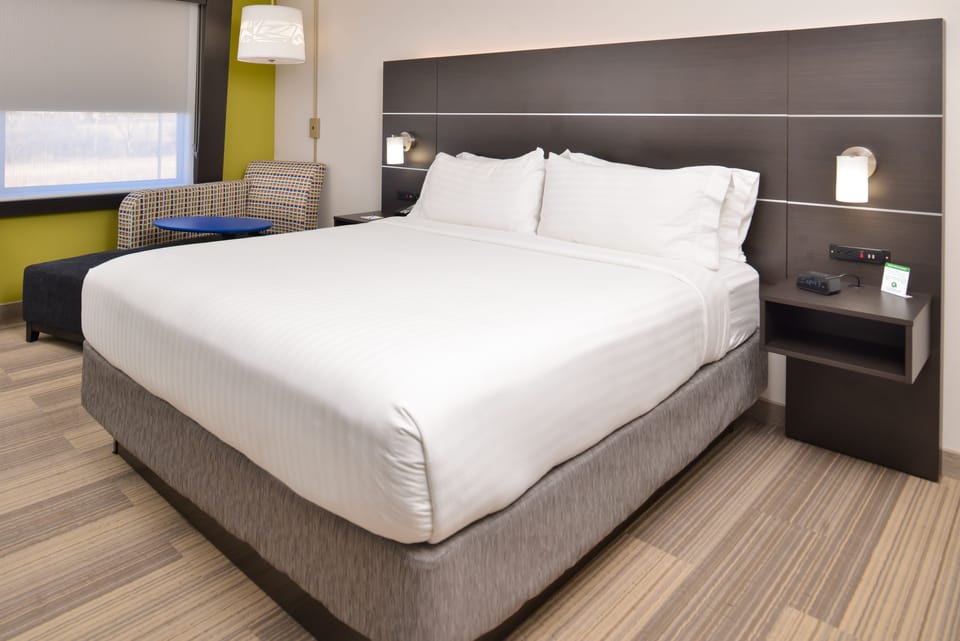 Premium bedding, in-room safe, desk, blackout drapes