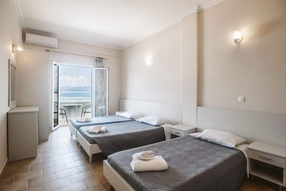 Standard Triple Studio | In-room safe, desk, blackout drapes, free WiFi