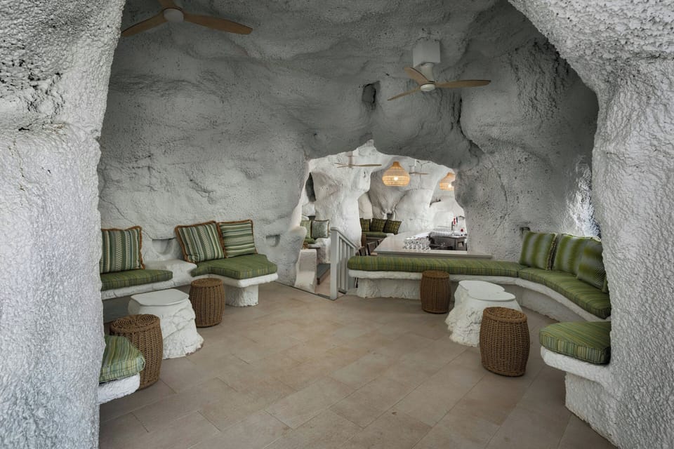 2 bars/lounges, swim-up bar, poolside bar
