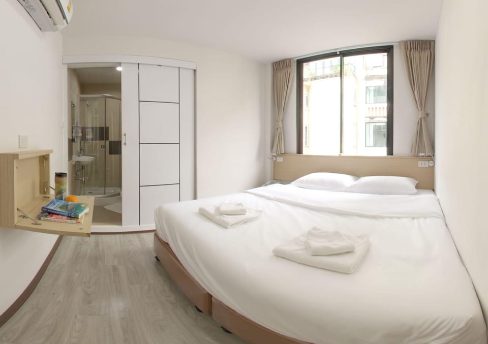 Economy Twin Room, 1 King Bed | Soundproofing, free WiFi