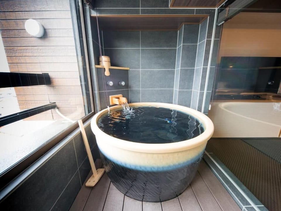 Separate tub and shower, spring water tub, hair dryer, slippers