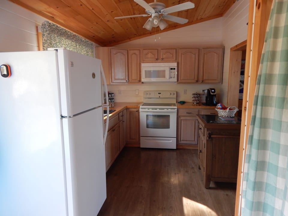 Full size kitchen with pantry