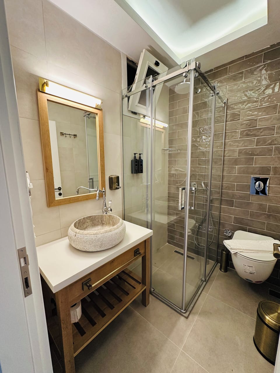Standard Double Room | Bathroom | Shower, rainfall showerhead, free toiletries, hair dryer