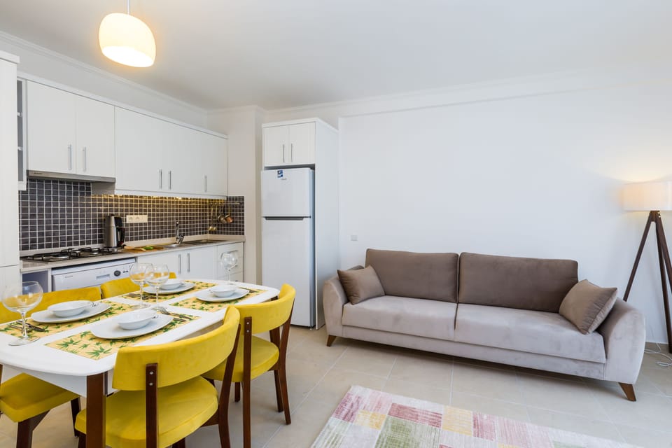 Full-size fridge, stovetop, dishwasher, electric kettle