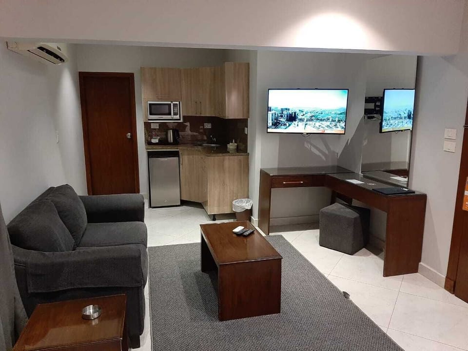 Comfort Studio, 1 Queen Bed, Kitchenette | 1 bedroom, minibar, in-room safe, blackout drapes