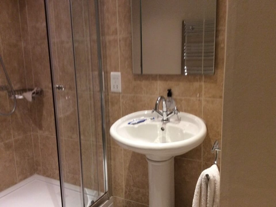 Twin Room, Ensuite, Garden View | Bathroom