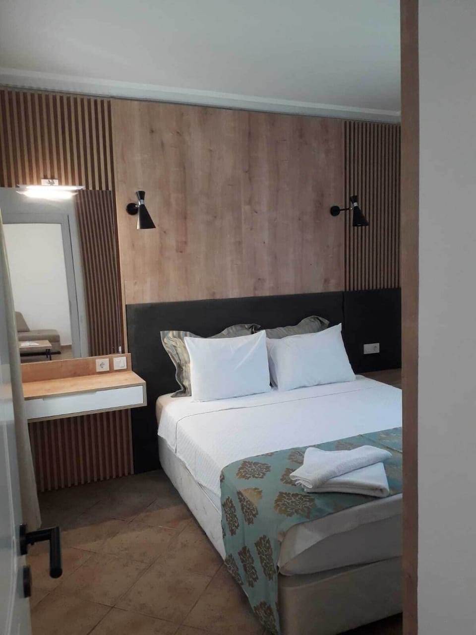 Standard Suite | Minibar, in-room safe, desk, laptop workspace