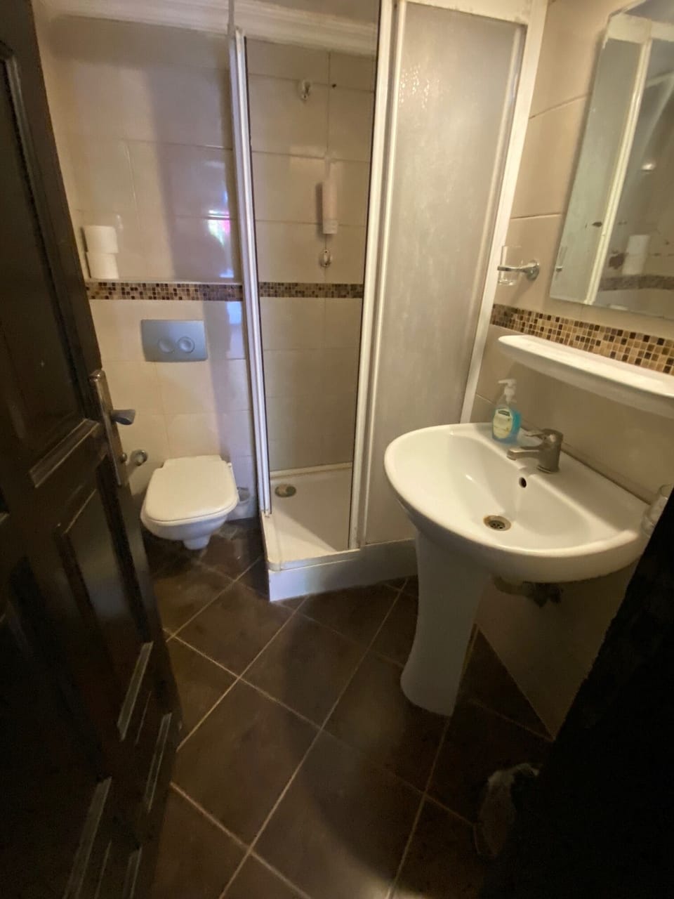 Economy Quadruple Room | Bathroom | Deep soaking tub, free toiletries, hair dryer, towels