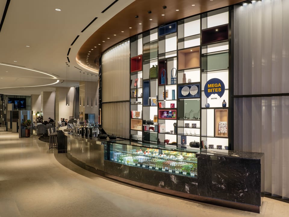 3 bars/lounges
