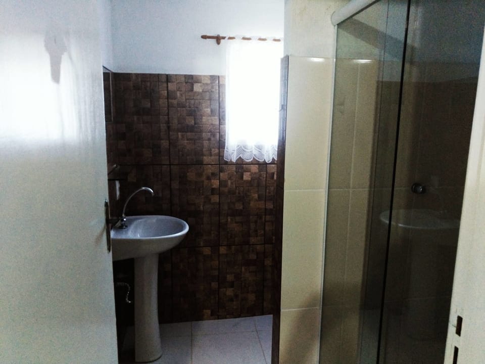 Shower, free toiletries, towels