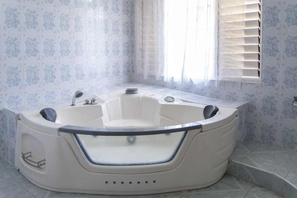 Room, Jetted Tub | Jetted tub