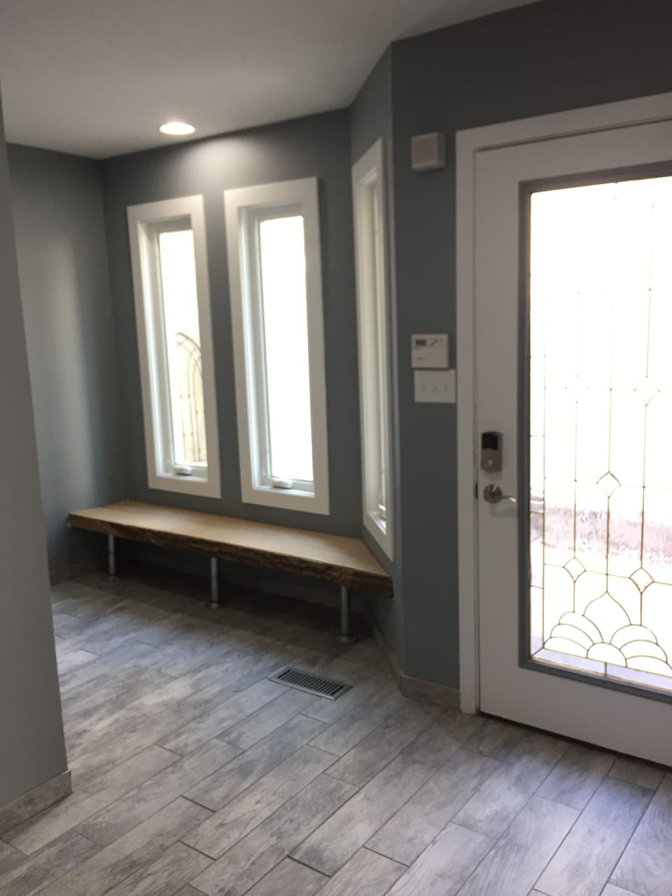 Spacious & bright entrance with bench @ front door for flip flops & beach bags