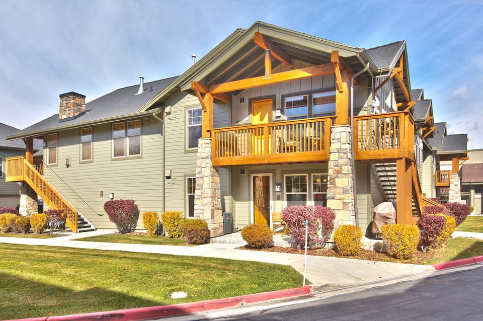 This beautiful condo is located on the ground floor, no steps entry.