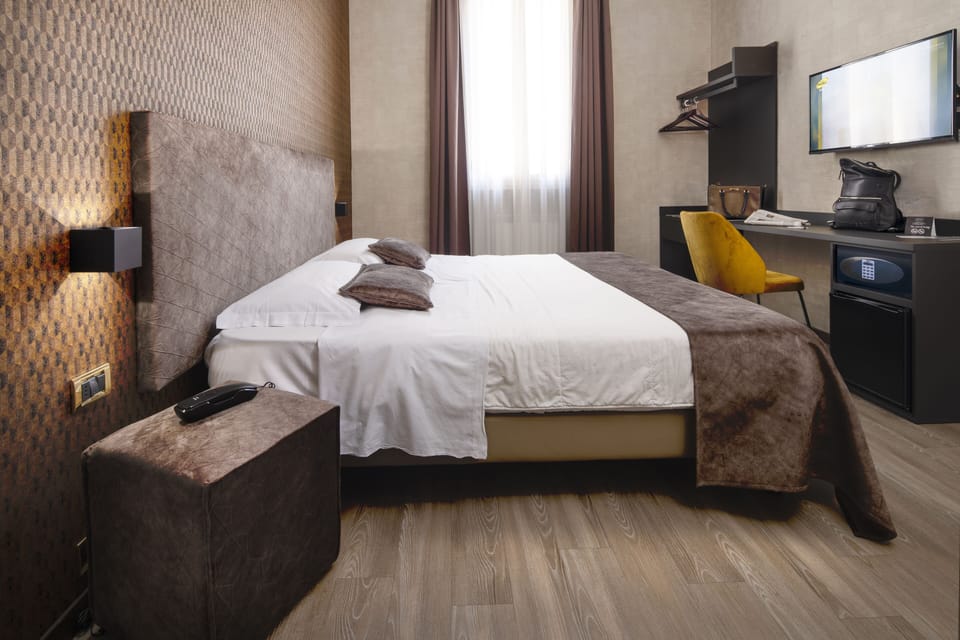 Classic Double Room | Hypo-allergenic bedding, minibar, in-room safe, desk