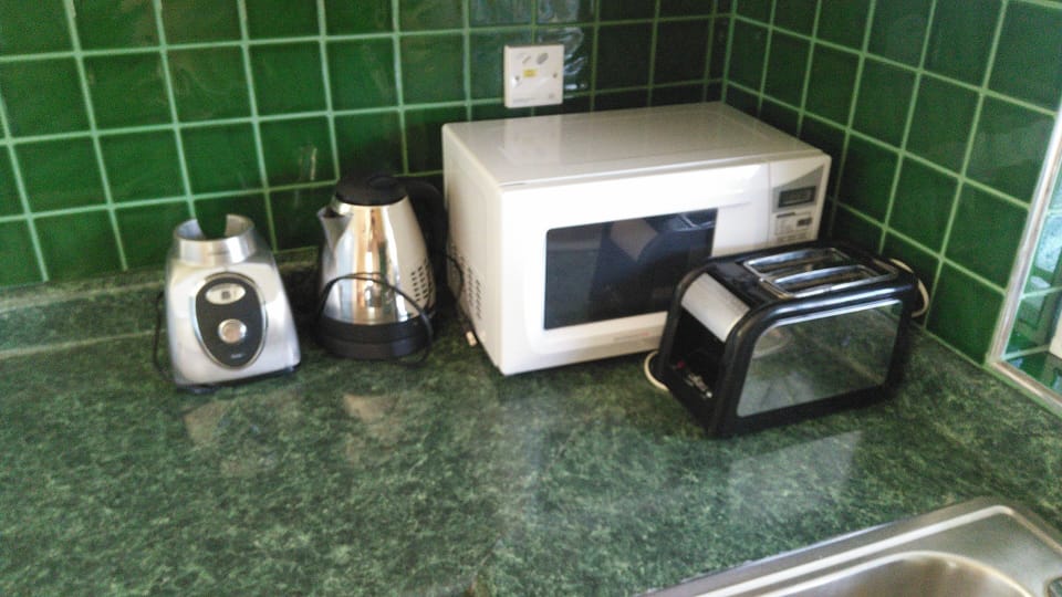 Microwave, blender, toaster & kettle.