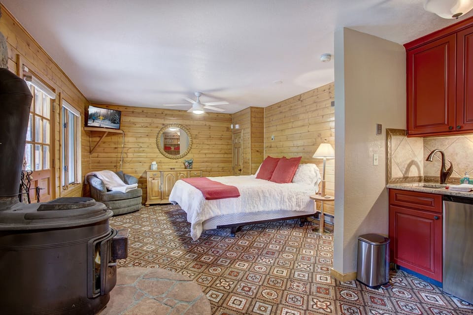 Lower Level Master Suite w/ King Bed, 2 bunk beds, kitchenette, private entrance