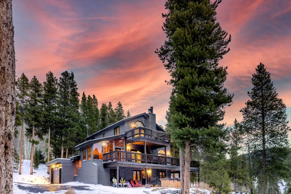 Gorgeous 5 Bedroom / 4 Bath Mountain Home with Jacuzzi and outdoor fire-pit. 