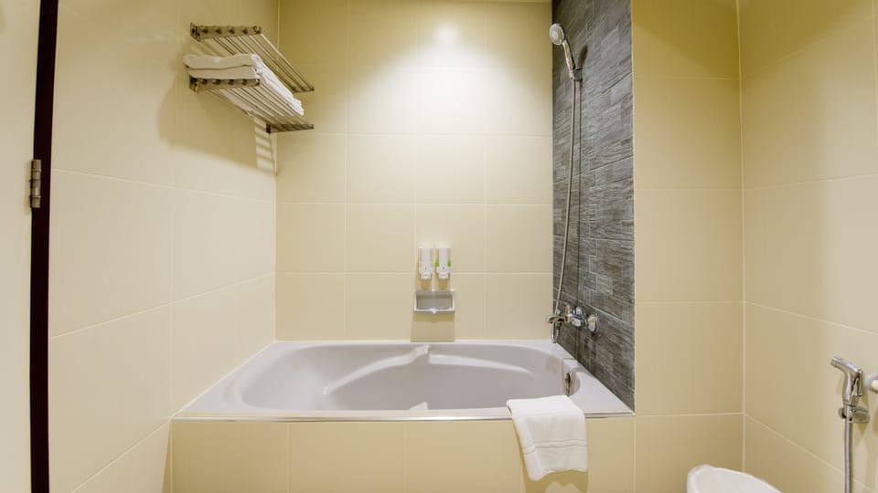 Deluxe Room | Bathroom | Shower, free toiletries, hair dryer, slippers