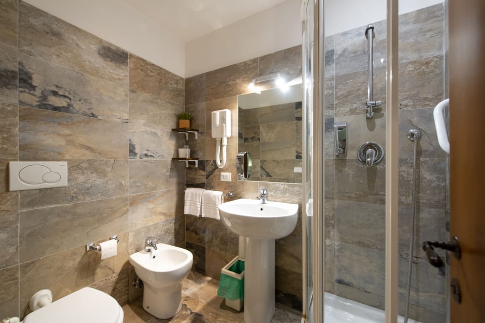 Standard Double Room | Bathroom | Shower, free toiletries, hair dryer, bidet
