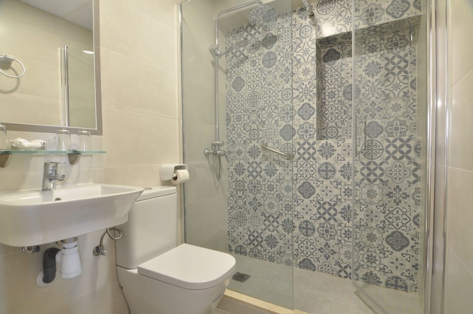 Quadruple Room | Bathroom | Free toiletries, hair dryer, towels