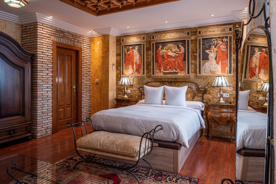 Theme Room | 1 bedroom, Egyptian cotton sheets, premium bedding, down comforters
