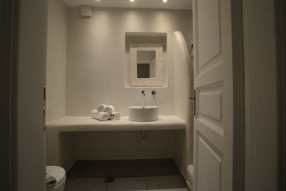 Shower, free toiletries, hair dryer, bathrobes