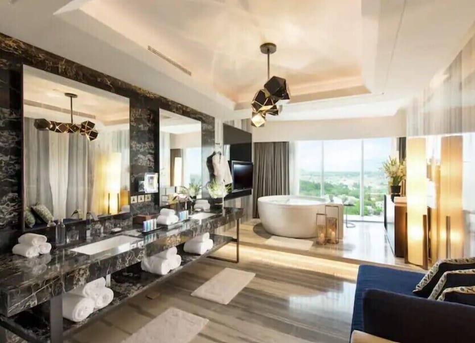 King One Bedroom Presidential Suite | Bathroom | Free toiletries, hair dryer, bathrobes, slippers