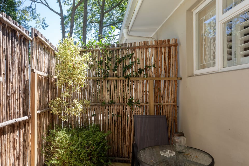 Courtyard Room | Premium bedding, desk, iron/ironing board (on request), cribs (free)