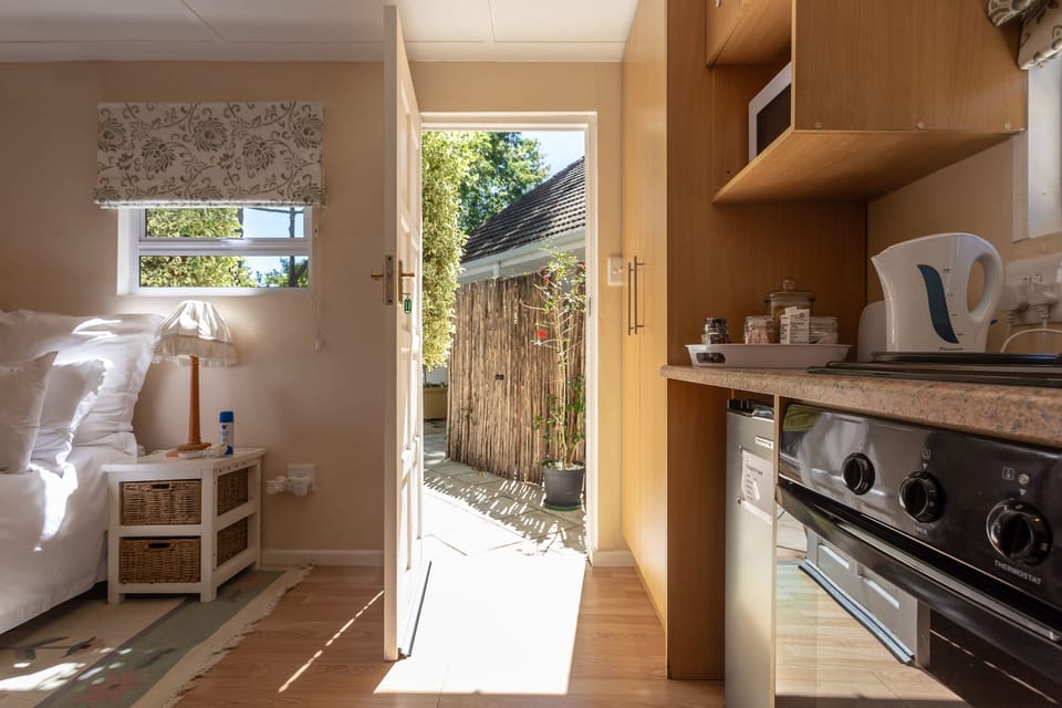 Cottage | Premium bedding, desk, iron/ironing board, free cribs/infant beds