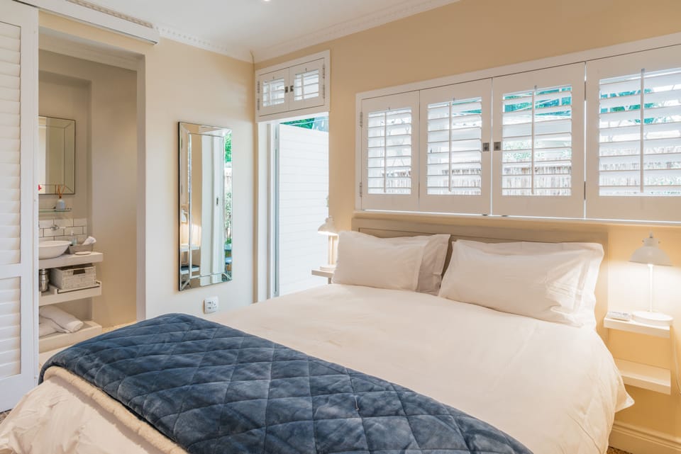 Courtyard Room | Premium bedding, desk, iron/ironing board, free cribs/infant beds