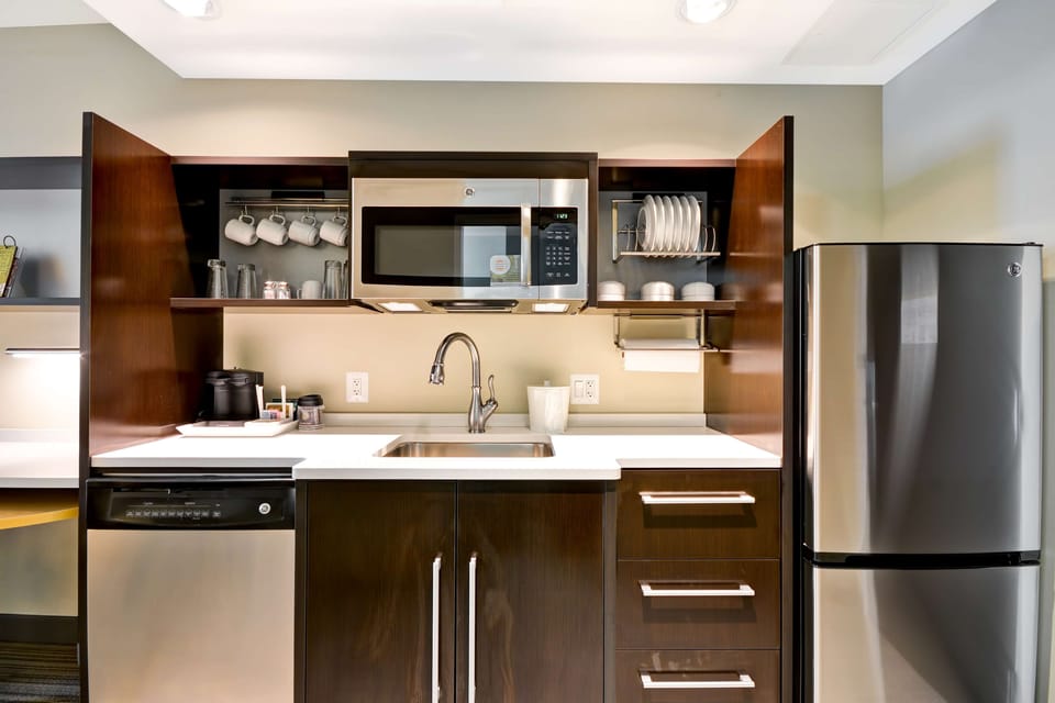 Coffee/tea maker, full-size fridge, microwave, dishwasher