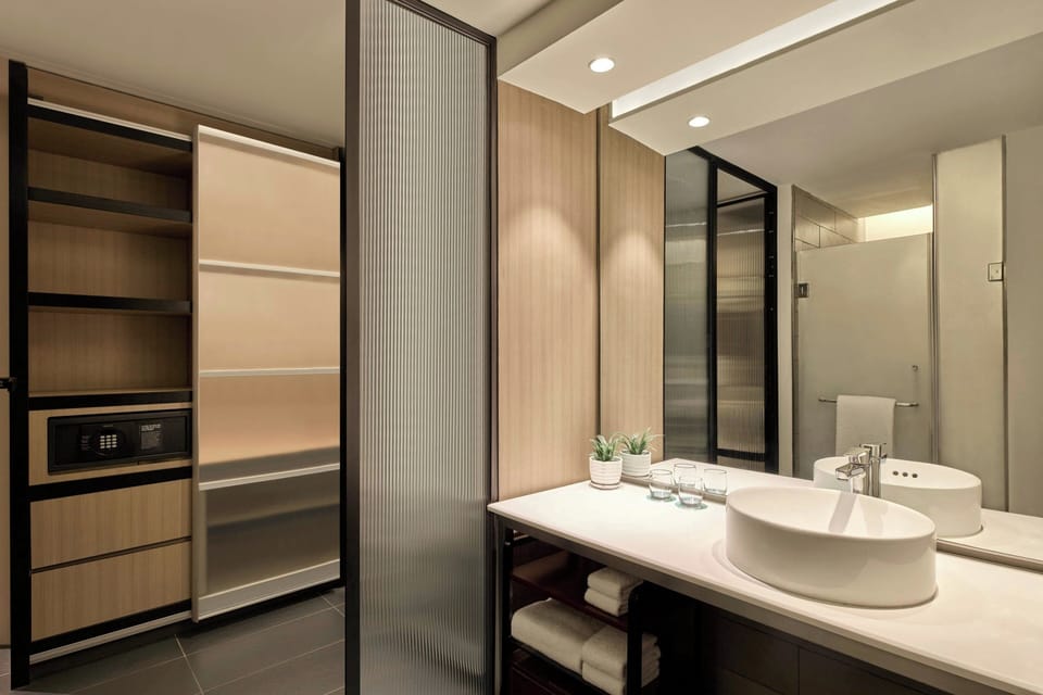 Junior Suite, 1 Bedroom, Balcony, Corner (Corner) | Bathroom | Shower, designer toiletries, hair dryer, towels