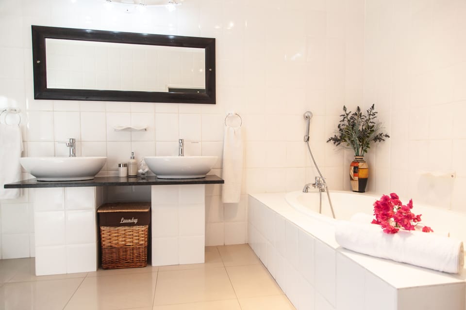 Premium Studio Suite | Deep soaking bathtub
