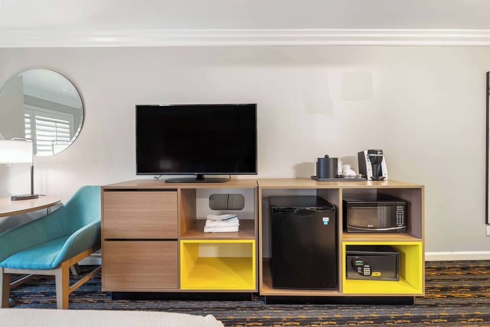Premier Room, 1 King Bed, Non Smoking | Hypo-allergenic bedding, in-room safe, desk, iron/ironing board