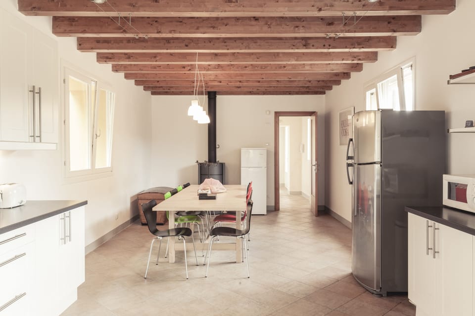 Dining area seats up to 10.