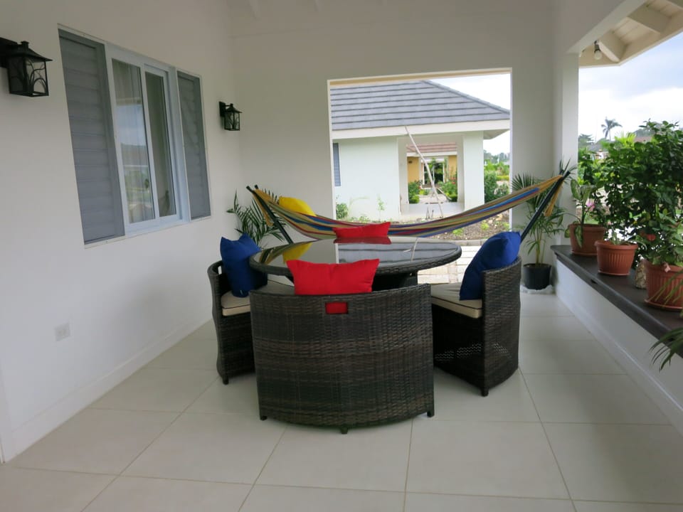 Veranda - space for eating and relaxing with hammock 