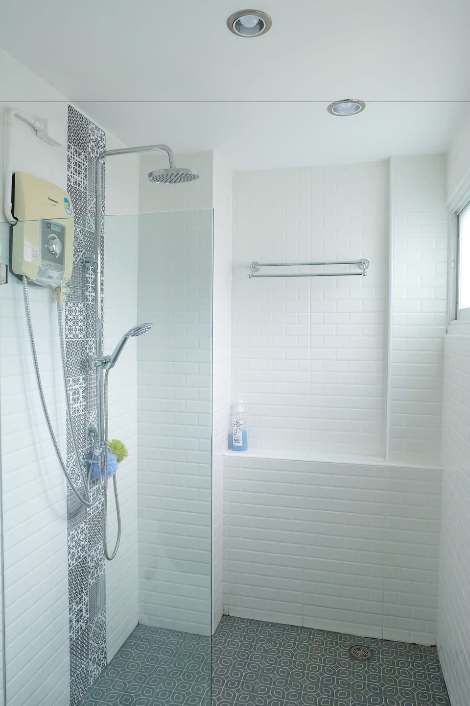 Standard Twin Room, Shared Bathroom | Bathroom | Shower, free toiletries, hair dryer, bidet