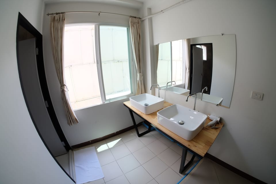 Female Dormitory | Bathroom | Shower, free toiletries, hair dryer, bidet