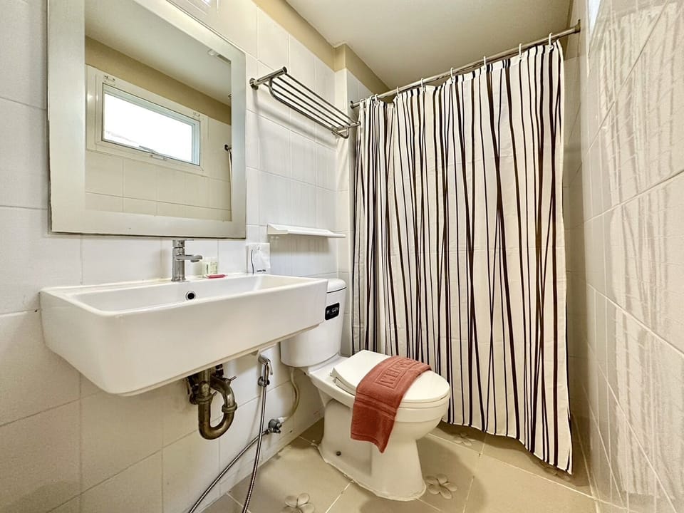 Shower, free toiletries, hair dryer, towels