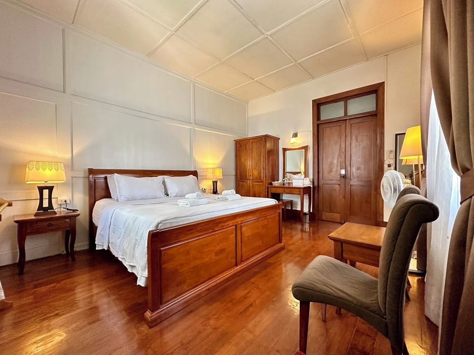 Deluxe Room | Minibar, in-room safe, laptop workspace, soundproofing