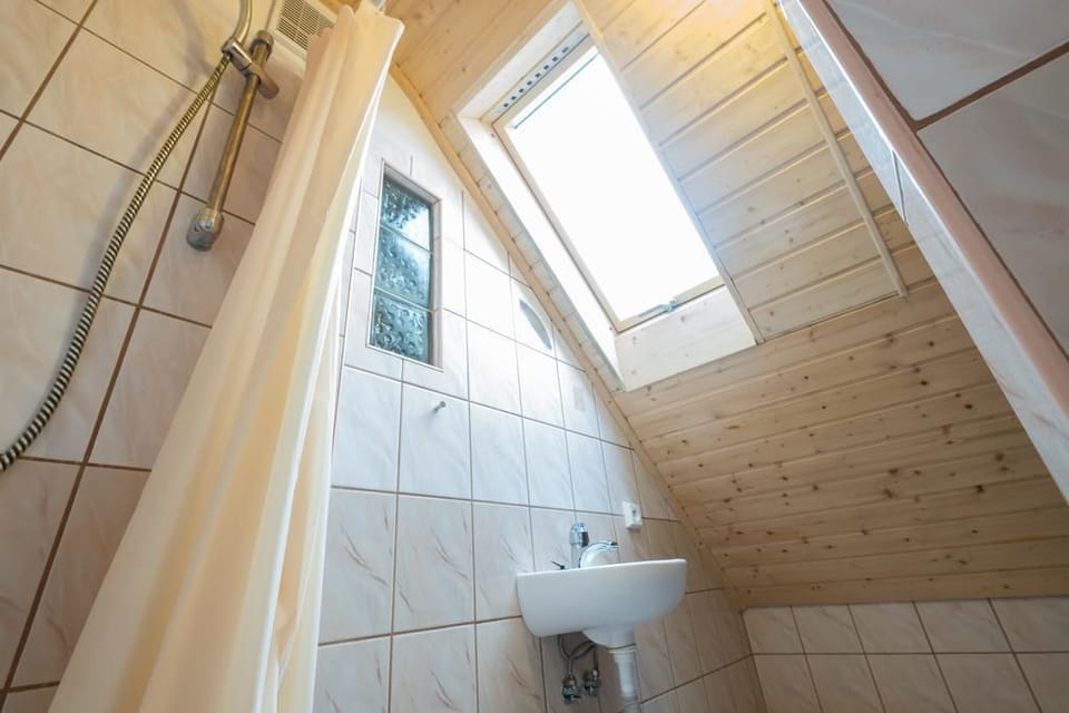 Combined shower/tub, free toiletries, hair dryer (on request), towels