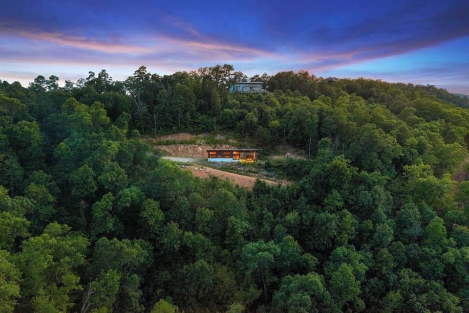 Bella Vista sits hidden far below The Summit House, another breathtaking cabin