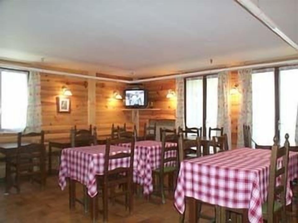 Daily continental breakfast (EUR 8.00 per person)