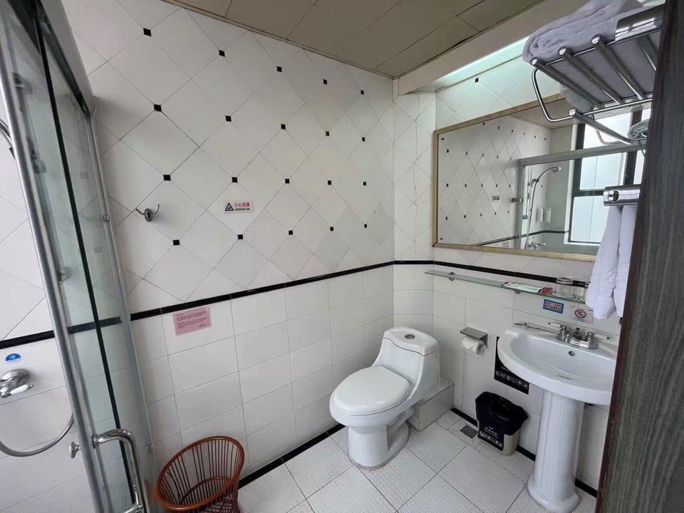 Deluxe King Bed Suite | Bathroom | Shower, free toiletries, slippers, towels
