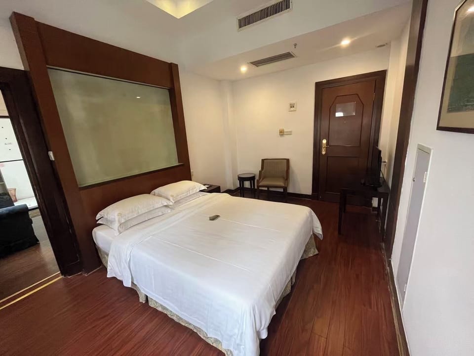 Deluxe King Bed Suite | Desk, blackout drapes, soundproofing, free WiFi